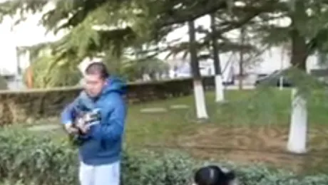 Cum reacționează o tânără când iubitul îi cântă o serenadă (Video)