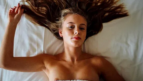 LOL! Cum râde o vedetă  de bărbaţii care spun că sunt prea dotaţi pentru prezervativ