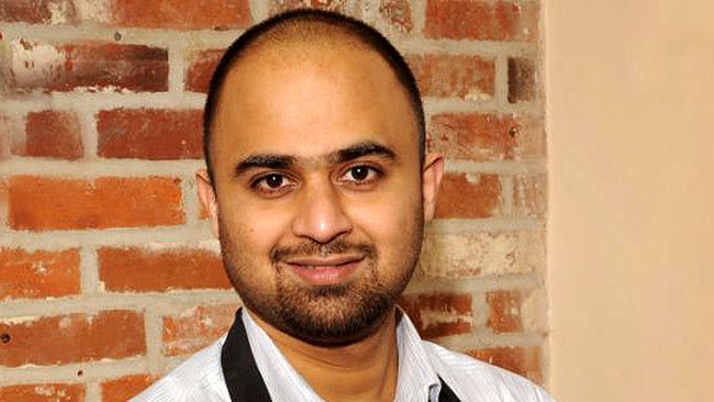 Sudeep De, bucatarul care a realizat faimosul burger, isi prezinta cu mandrie bijuteria culinara