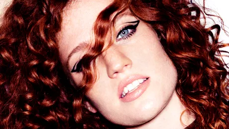 Jess Glynne a cucerit topurile muzicale cu piesa “Hold My Hand”