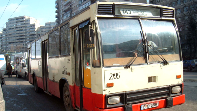Autobuz RATB pe linia 143