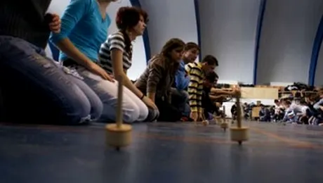 Record mondial la invartit titirezi, la Bacau!