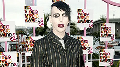Alo, mama? Sunt Marilyn Manson si te sun a 5-a oara