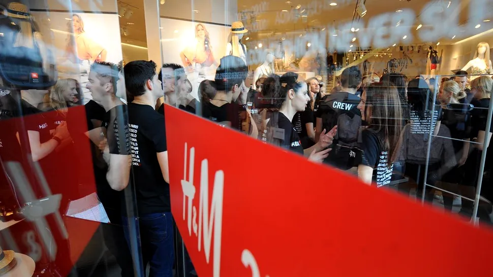 Isterie: Mii de oameni s-au imbulzit la deschiderea primului magazin H&M (Poze)