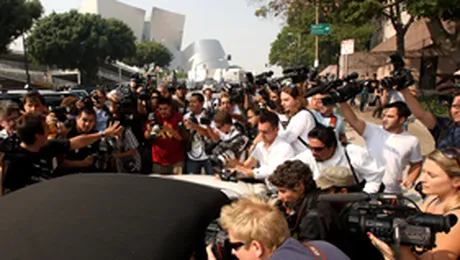 Vedetele se bat pe lumina reflectoarelor