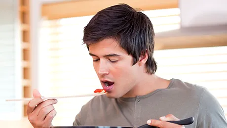 Ce ne influențează dorința de a mânca prea mult