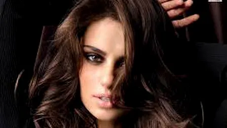 Catrinel Menghia, pe covorul roşu la Cannes 2015 alături de Salma Hayek