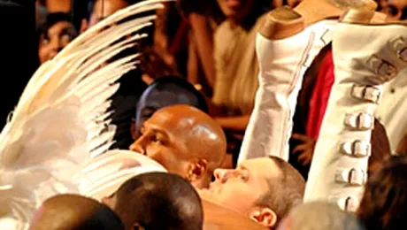 Sasha Baron Cohen si-a pus fundul pe fata lui Eminem! (Video)