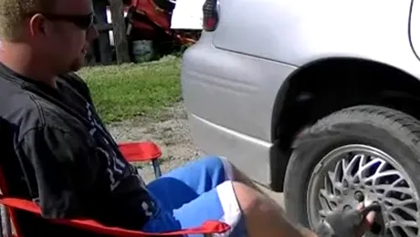 Este mecanic auto, desi nu are maini! (Video)