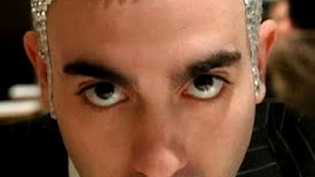 Philip Levine a uimit lumea cu cristalele Swarowski purtate pe cap