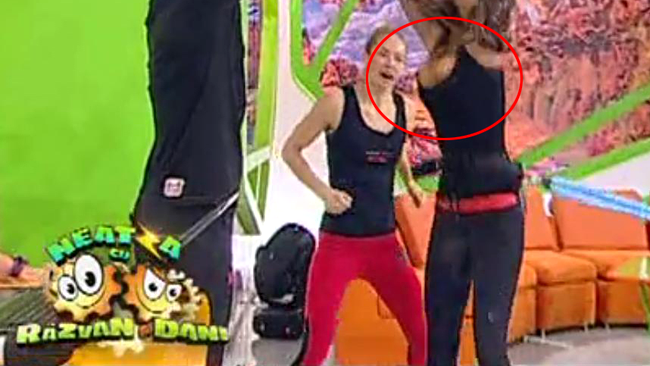 Roxana Vancea cu sanii in aer