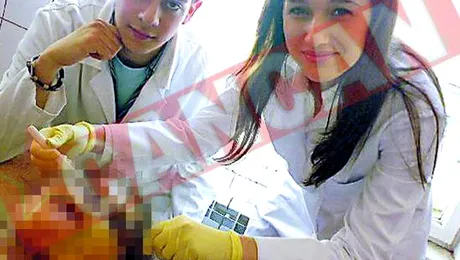 Studenti la Medicina se pozeaza cum scot ochii cadavrelor