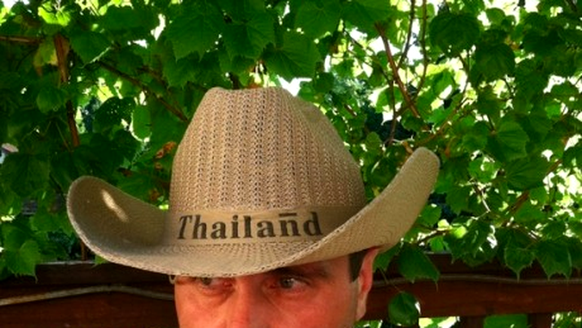 Silviu Brizu si palaria sa pe care scrie 