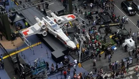 Navă „Star Wars” în mărime naturală, realizată din piese Lego