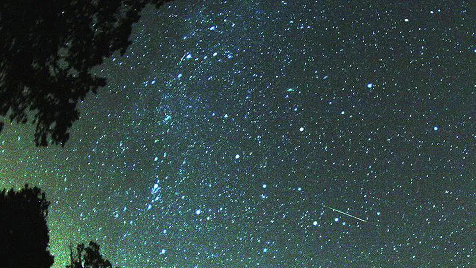 Perseidele - ploaie de meteoriti - la noapte pe cerul Romaniei