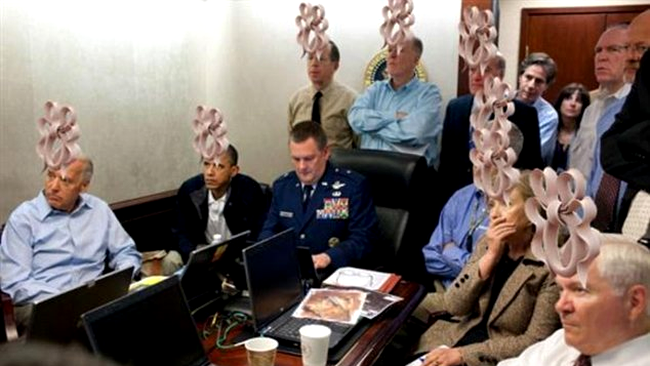 Numai civilii din camera au dreptul de a purta acelasi model de palarie ca cel al printesei Beatrice.