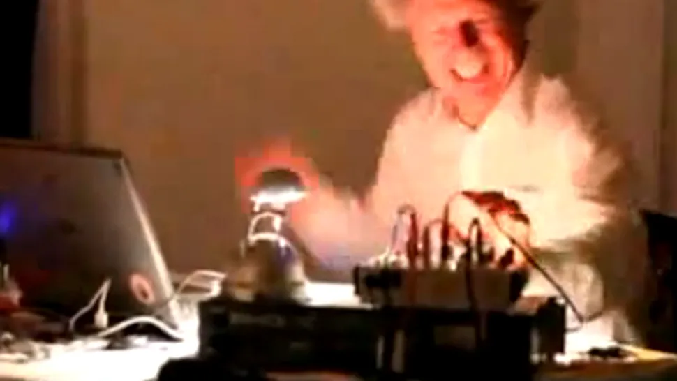Bunicul DJ mixeaza nebuneste in club (Video)