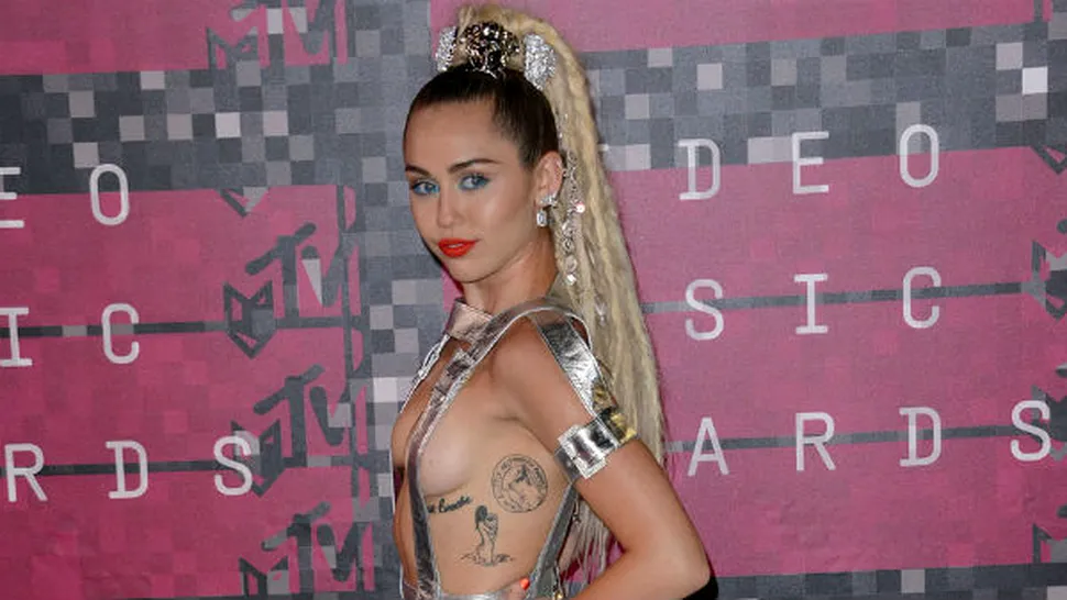 Premiile MTV VMA 2015: Cele mai HOT look-uri de pe covorul roşu