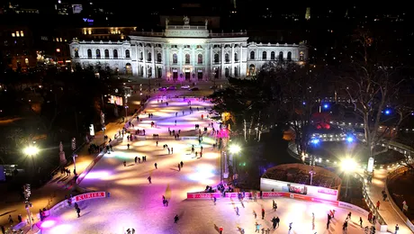 Patinoar in aer liber, in fata Primariei din Viena (Poze)