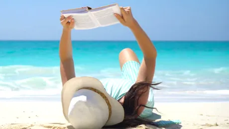 8 cărţi de citit în vacanţă. Recomandările verii