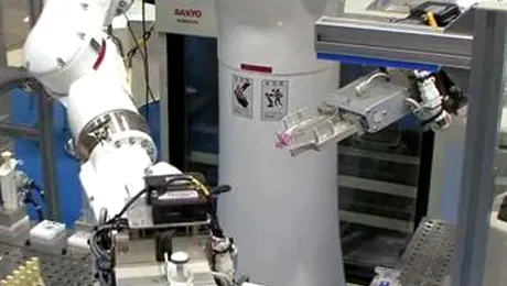 Robotul care ar putea înlocui orice chimist (Video)