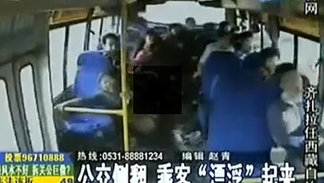 Pasageri aruncati ca niste popice intr-un autobuz rasturnat (Video)