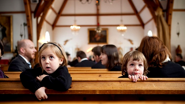 În Nebraska, părinții sunt arestați dacă minorii râgâie în biserică
