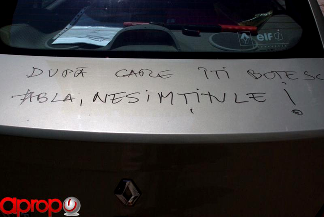 Exclusivitate! SMS auto, scris cu marker-ul pe masina (video)