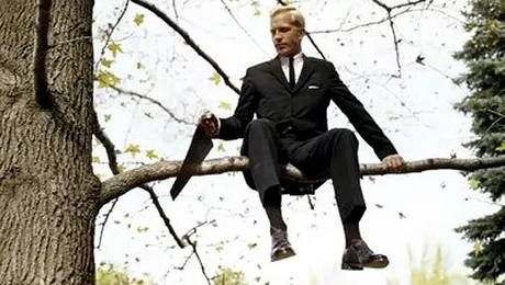 Rus beat, salvat de la moarte de un copac