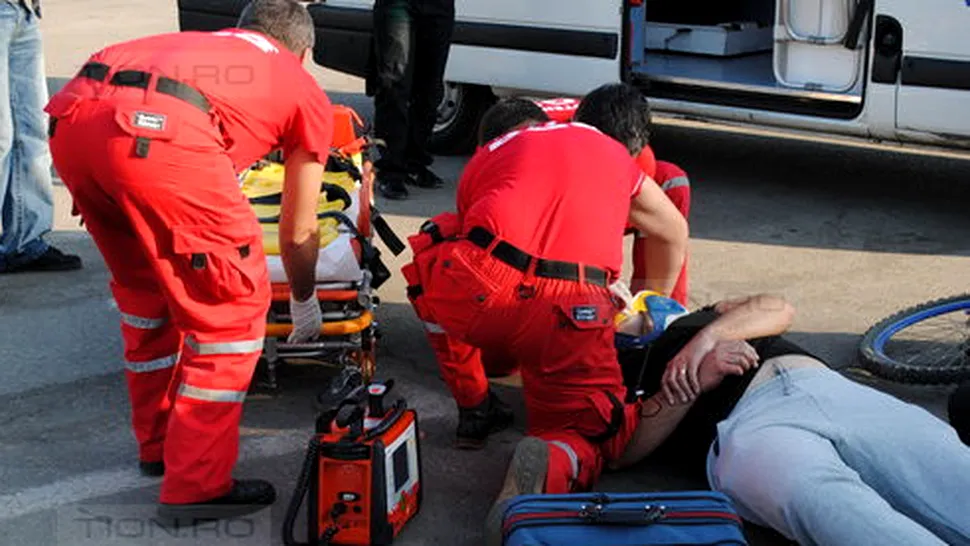 Trei paramedici au ajuns la spital după un accident cu ambulanța