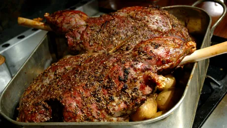 De Paşte, Florin Dumitrescu ne propune friptura de miel cu sos de legume