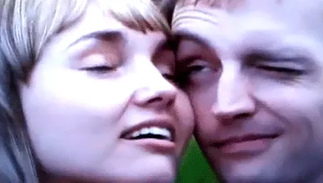 Primul sarut al unor indragostiti virgini (Video)