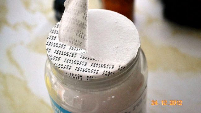 chestiune valabilă și la folia de protecție de la unele borcane.