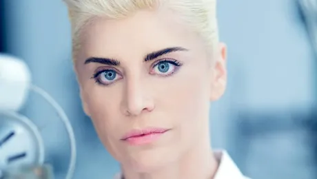 Loredana, de pe scenă, la catedră