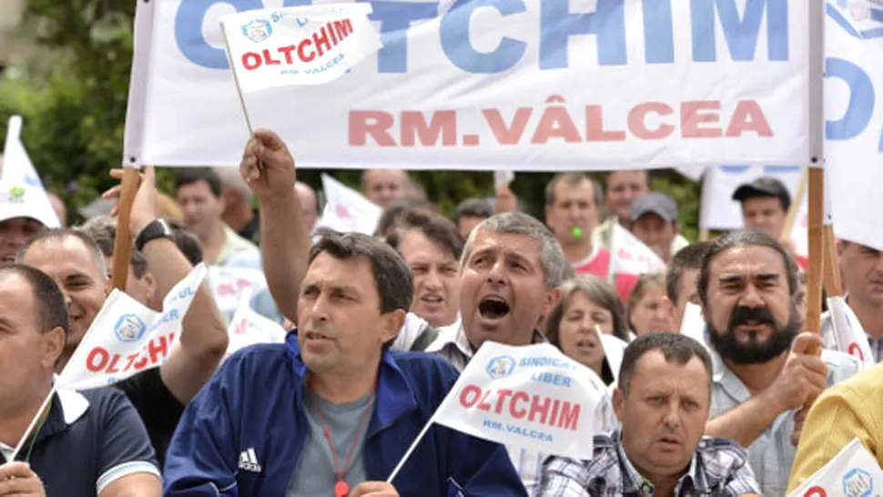 Salariații Oltchim au reluat protestele