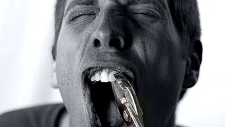 Un britanic si-a scos 13 dinti cu clestele