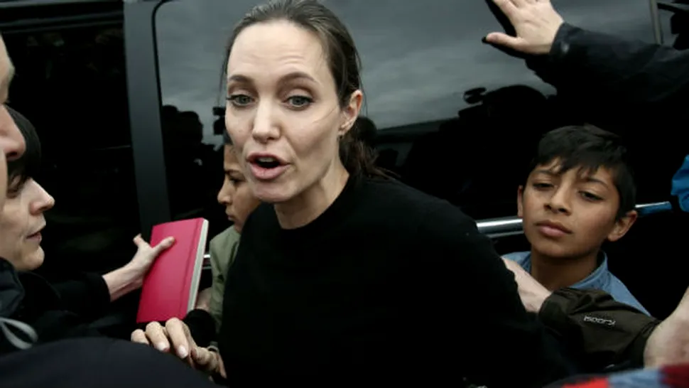 

Angelina Jolie, în mijlocul refugiaţilor din Grecia
