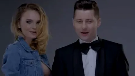 Adi Sînă (Akcent) face schimb de note muzicale cu o nouă blondă!