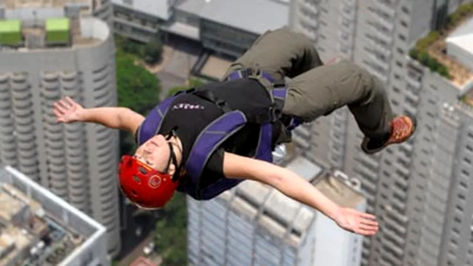 Base Jumping: sport extrem sau nebunie curata? (Poze&Video)