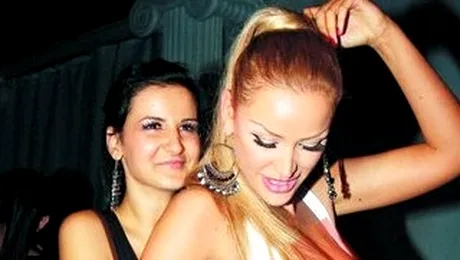 Bianca Dragusanu a facut show lesbi intr-un club!