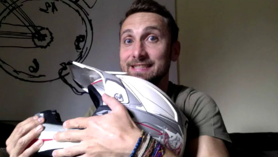Licitaţie pe Facebook. Dani Oţil îşi vinde prima cască de motociclist
