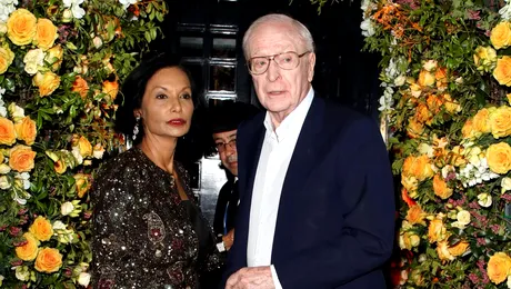 Michael Caine va scoate la licitație amintiri din cariera sa cinematografică şi tablouri din colecţia personală