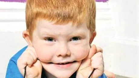 Băiețelul care se hrănește cu fire electrice