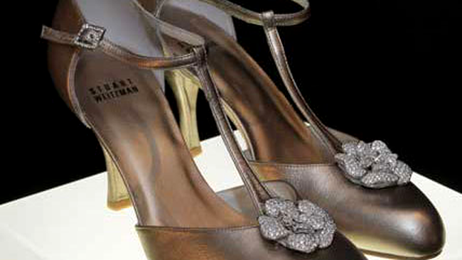 Pantofii retro Stuart Weitzman