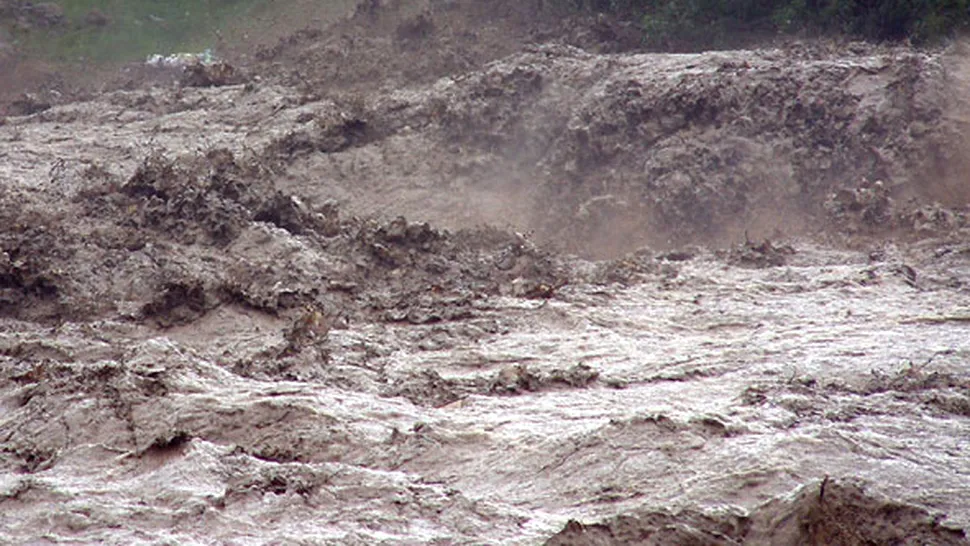 Alunecarile de teren intre Campulung Muscel si Curtea de Arges au inchis traficul in zona