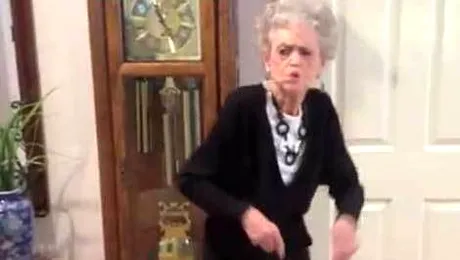 Whitney Houston, omagiată prin dans de o fană în vârstă de 90 de ani (Video)