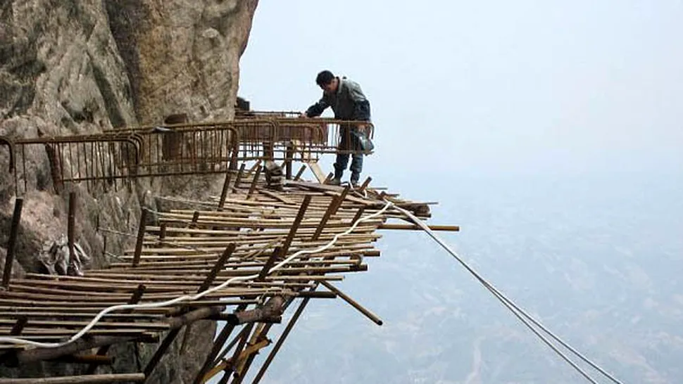 Cum construiesc chinezii un drum ingust, perpendicular pe o stanca