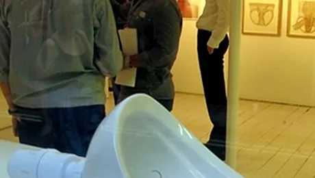 Pisoar marca Lady Gaga prezentat la o expozitie din Londra