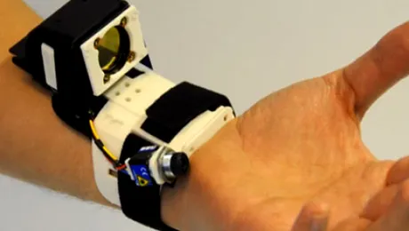 Brățara care încălzește sau răcește corpul prin apăsarea unui buton