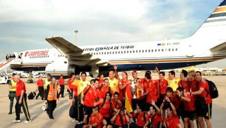 Spaniolii au sarbatorit victoria cu stewardesele